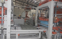 Dây chuyền sản xuất gạch không nung tại nhà máy của Tổng công ty CP Thành Trung được đầu tư máy móc hiện đại. Ảnh: NHƯ THANH