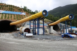 Phía ngoài công trình hầm đường bộ Cù Mông
