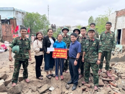 Trao kinh phí hỗ trợ các hộ dân, chi hội xây dựng bị thiệt hại nhà ở, xưởng sản xuất bởi bão lũ tháng 11/2025