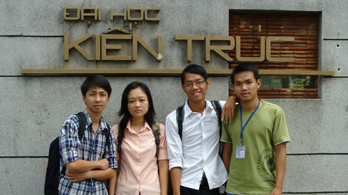 Nhóm sinh viên nghiên cứu đề tài “Tận dụng xốp phế thải để sản xuất bêtông nhẹ”: Minh Tân, Hoàng Nguyên, Kim Thanh và Thế Anh (từ phải sang) - Ảnh: PHƯỚC TUẦN