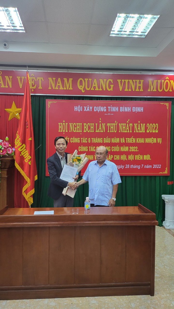 Chủ tich HXD trao quyết định thành lập Chi hội Ngành cửa Bình Định