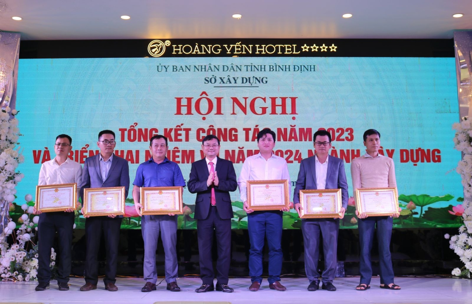 Phó Chủ tịch UBND tỉnh Nguyễn Tự Công Hoàng trao Bằng khen cho các tập thể, cá nhân.