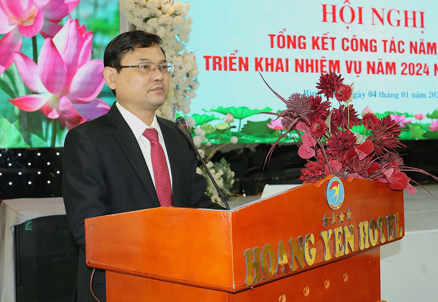 Phó Chủ tịch UBND tỉnh Nguyễn Tự Công Hoàng phát biểu chỉ đạo hội nghị.