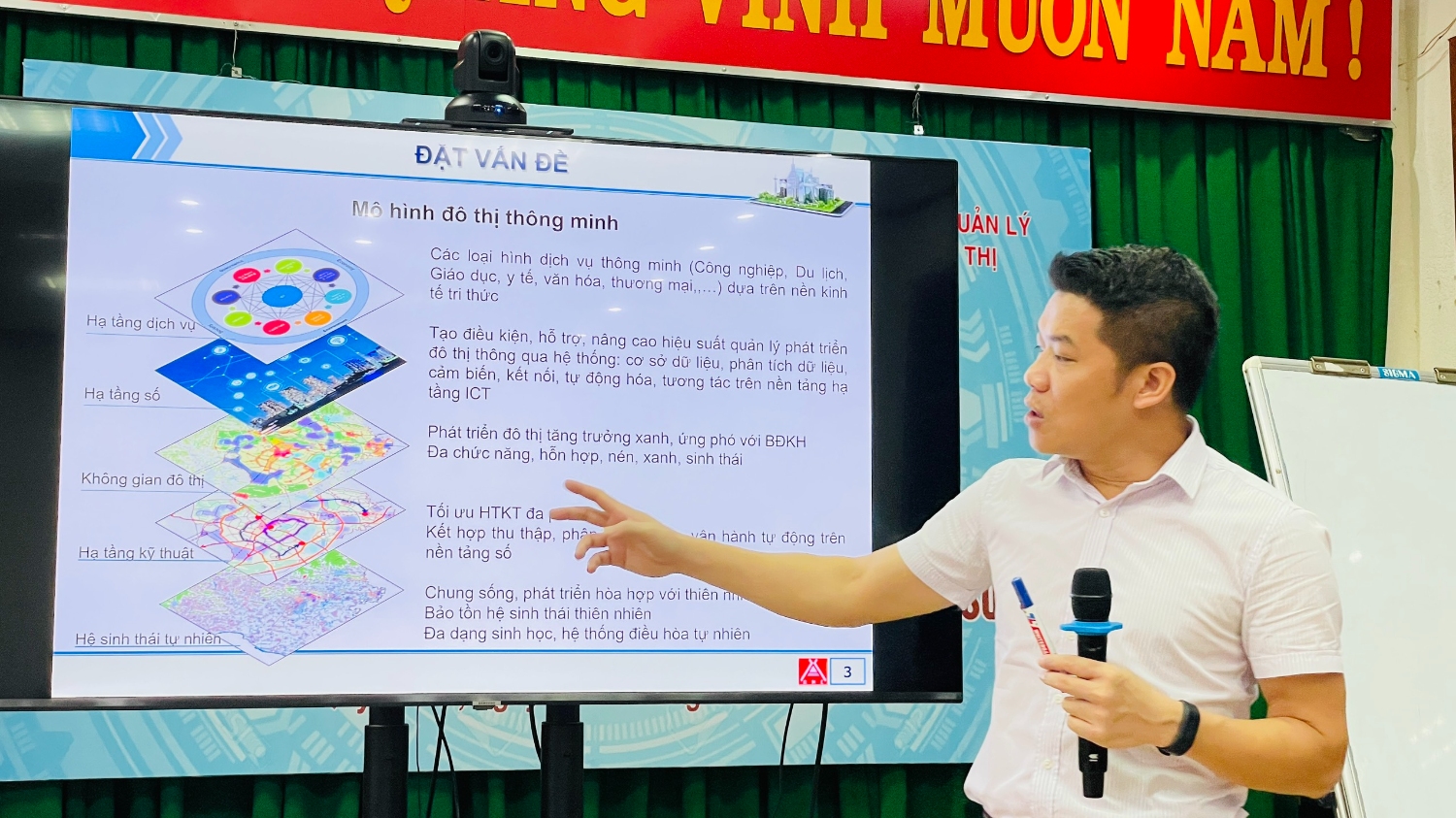 Giảng viên, ThS Hà Đức Hiệp đang trình bày